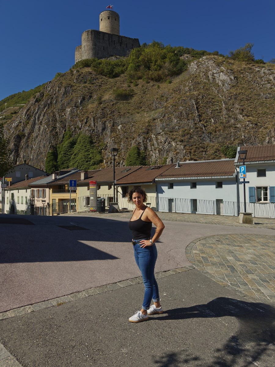 Elise, coiffeuse et coloriste à Martigny, devant la Tour de la Bâtiaz
